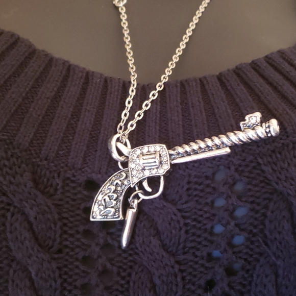 Pistol with bullet necklace - Picture 2 of 4
